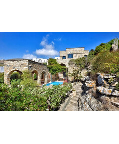 5 Bedroom Villa in Cyclades, Greece for sale with Crypto Emporium