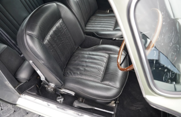 Aston Martin DB5 front seats