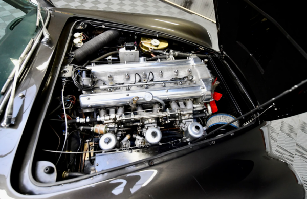 Aston Martin DB6 Coupé engine bay