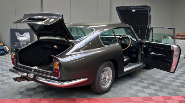 Aston Martin DB6 Coupé door, boot