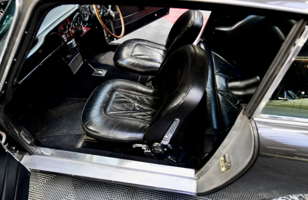 Aston Martin DB6 Coupé interior front seat