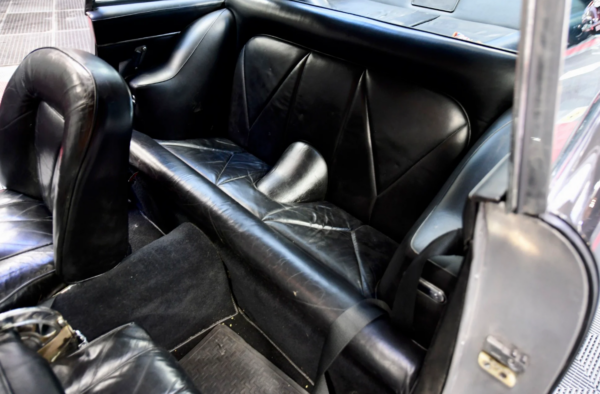 Aston Martin DB6 Coupé rear seat