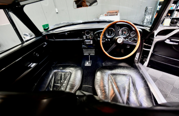 Aston Martin DB6 Coupé cockpit