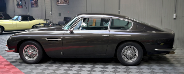 Aston Martin DB6 Coupé side