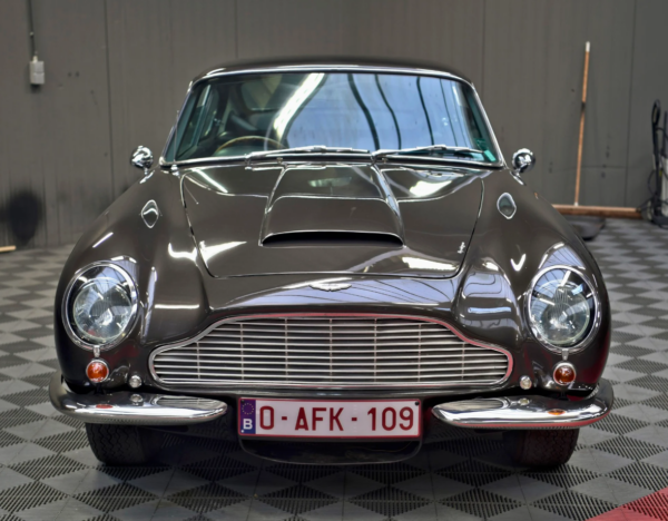 Aston Martin DB6 Coupé front