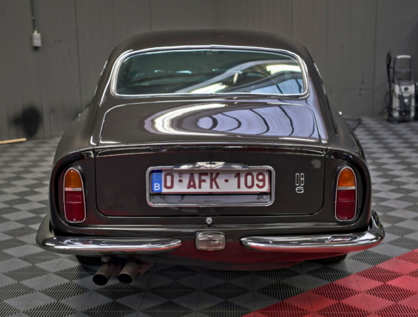 Aston Martin DB6 Coupé back