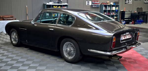 Aston Martin DB6 Coupé back side