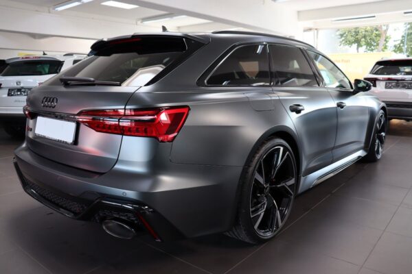 Audi RS6 Avant side