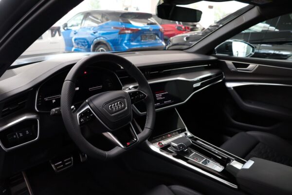 Audi RS6 Avant cockpit