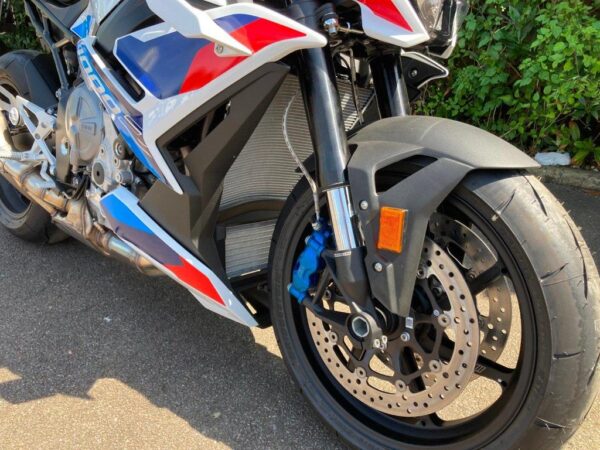 BMW M 1000 R tire