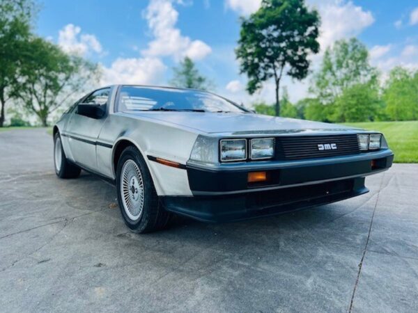 DeLorean DMC-12 exterior