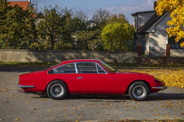 Ferrari 365 GT 2+2 side