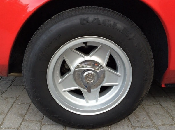 Ferrari 365 GT 2+2 wheel