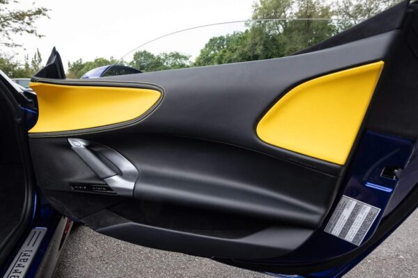 Ferrari SF90 Spider door