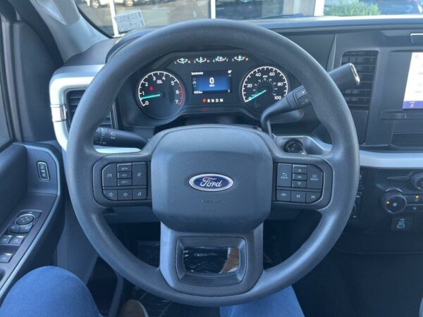 Ford F-250 Super Duty XL cockpit