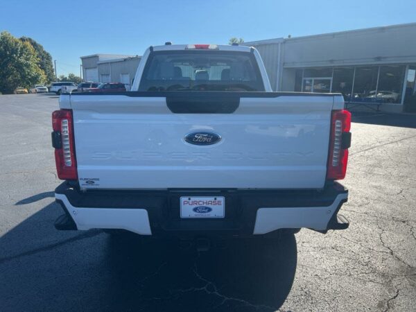 Ford F-250 Super Duty XL back