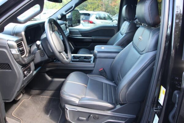 Ford F-350 Super Duty Platinum front seat