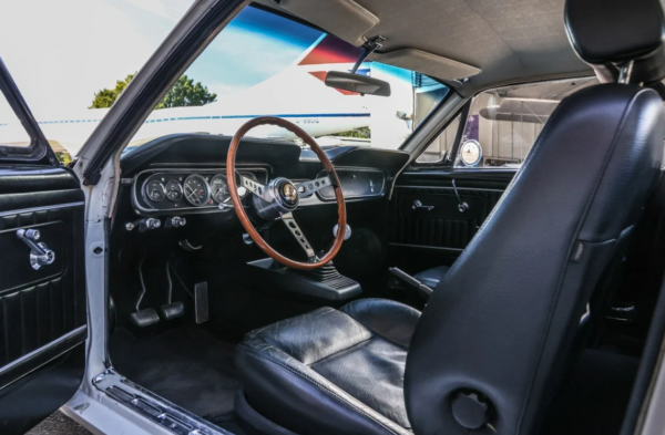 Ford Mustang cockpit