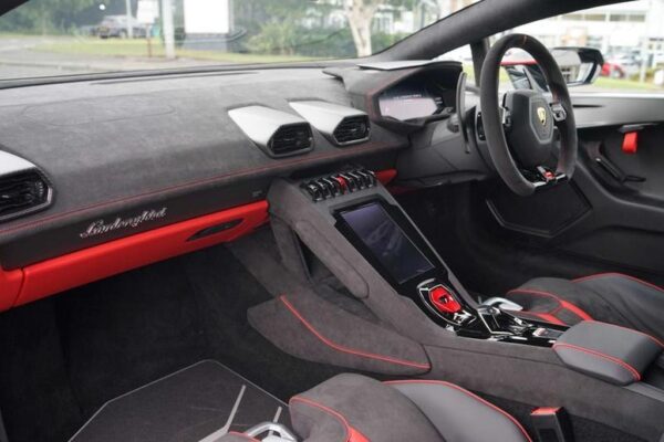 Lamborghini Huracan cockpit