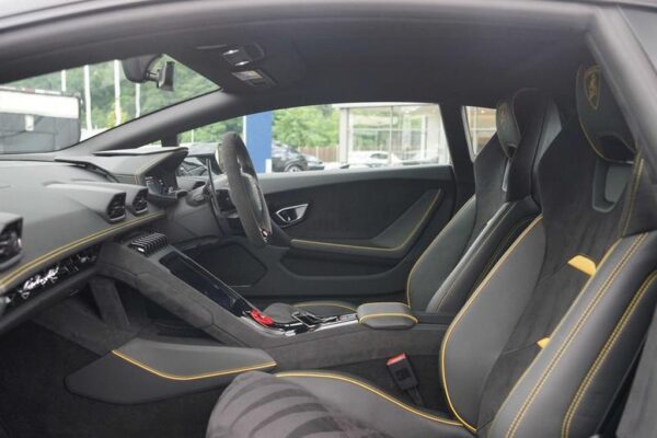 Lamborghini Huracan cockpit