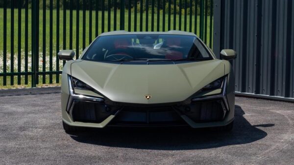 Lamborghini Revuelto front