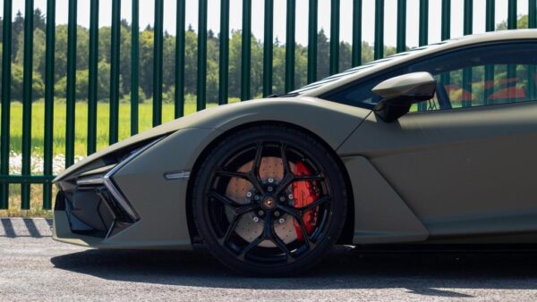 Lamborghini Revuelto wheel