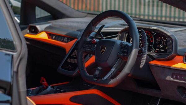 Lamborghini Revuelto cockpit