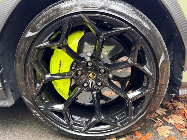 Lamborghini Urus wheel