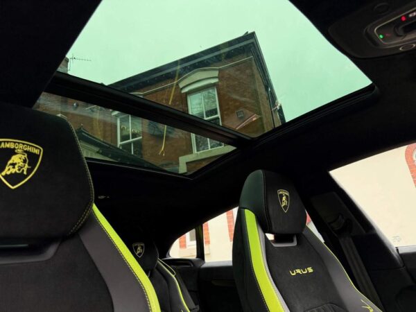 Lamborghini Urus sunroof