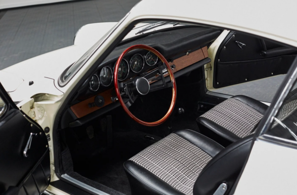 Porsche 911 cockpit