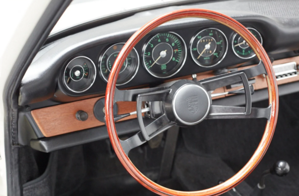 Porsche 911 steering wheel