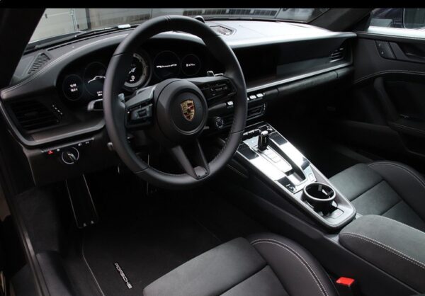 Porsche 911 Carrera GTS steering wheel