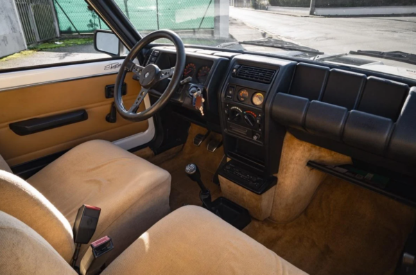 Renault 5 Turbo 2 interior front seats