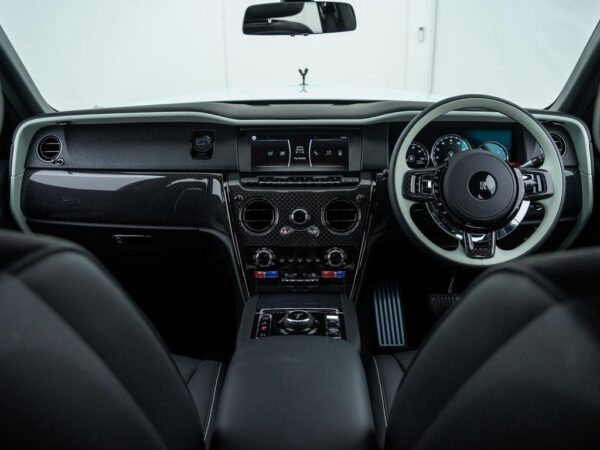 Rolls-Royce Cullinan cockpit