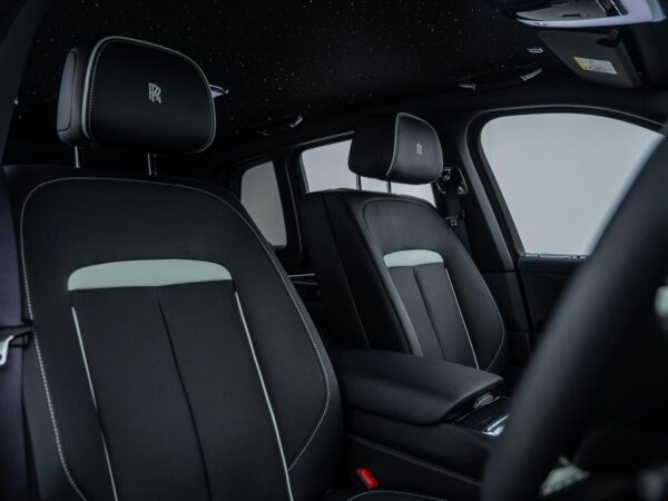 Rolls-Royce Cullinan front seat