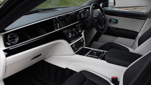 Rolls-Royce Ghost front seats