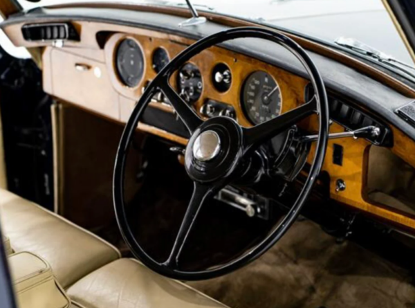 Rolls-Royce Silver Cloud cockpit