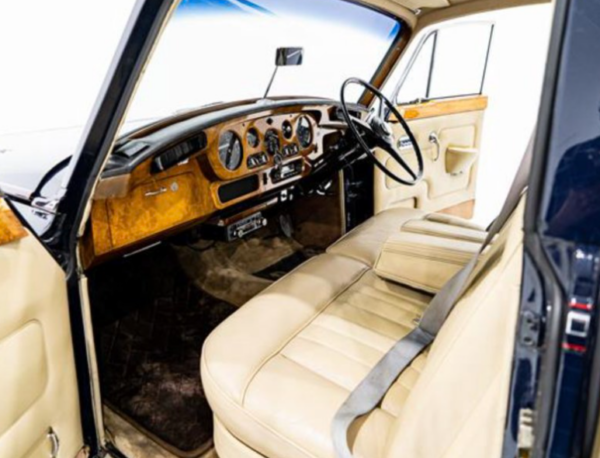 Rolls-Royce Silver Cloud front seat