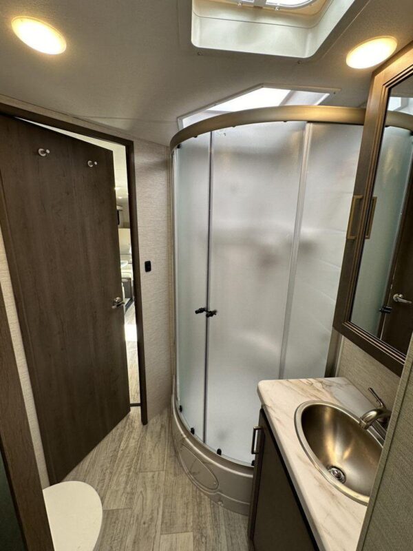 Thor Motor Coach Chateau 31EV bathroom