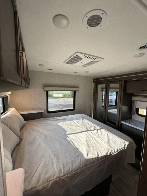 Thor Motor Coach Chateau 31EV bedroom