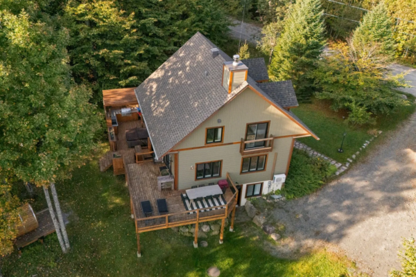 Contemporary 4 Bedroom House in Quebec, Canada