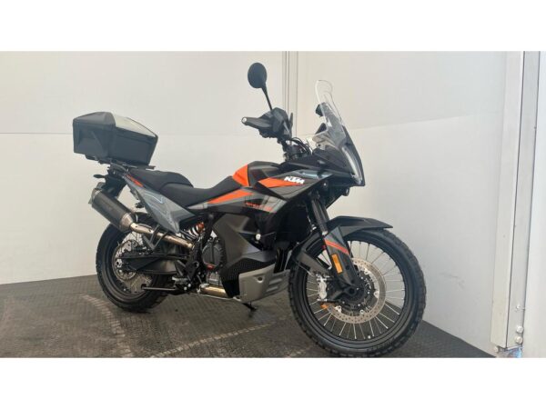 KTM 890