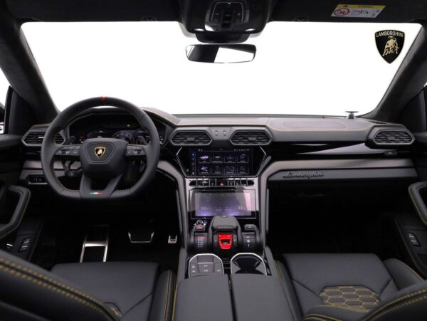 Lamborghini Urus cockpit