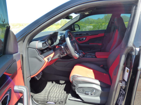 Lamborghini Urus front interior