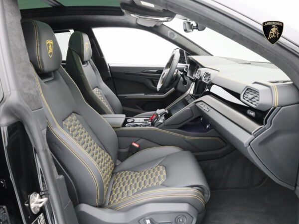 Lamborghini Urus front seats