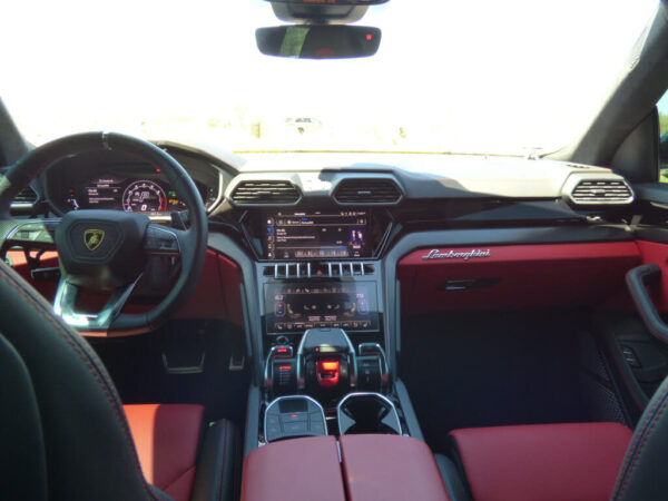 Lamborghini Urus cockpit