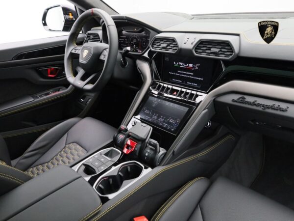 Lamborghini Urus cockpit