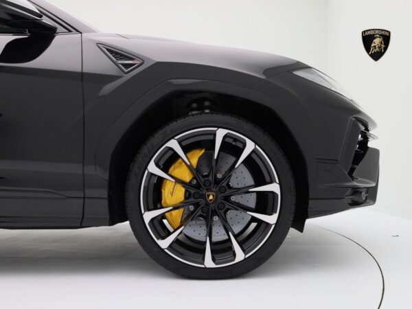 Lamborghini Urus wheel