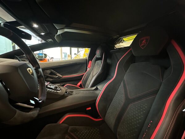 Lamborghini Urus S front seat