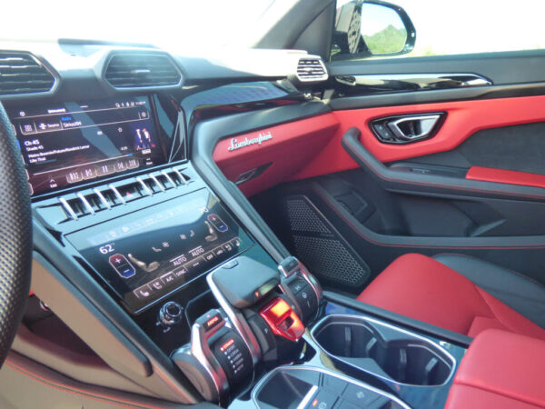 Lamborghini Urus touchscreen controls